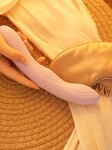 Selena Интерактивный вибромассажёр с поступательными движениями и нагревом